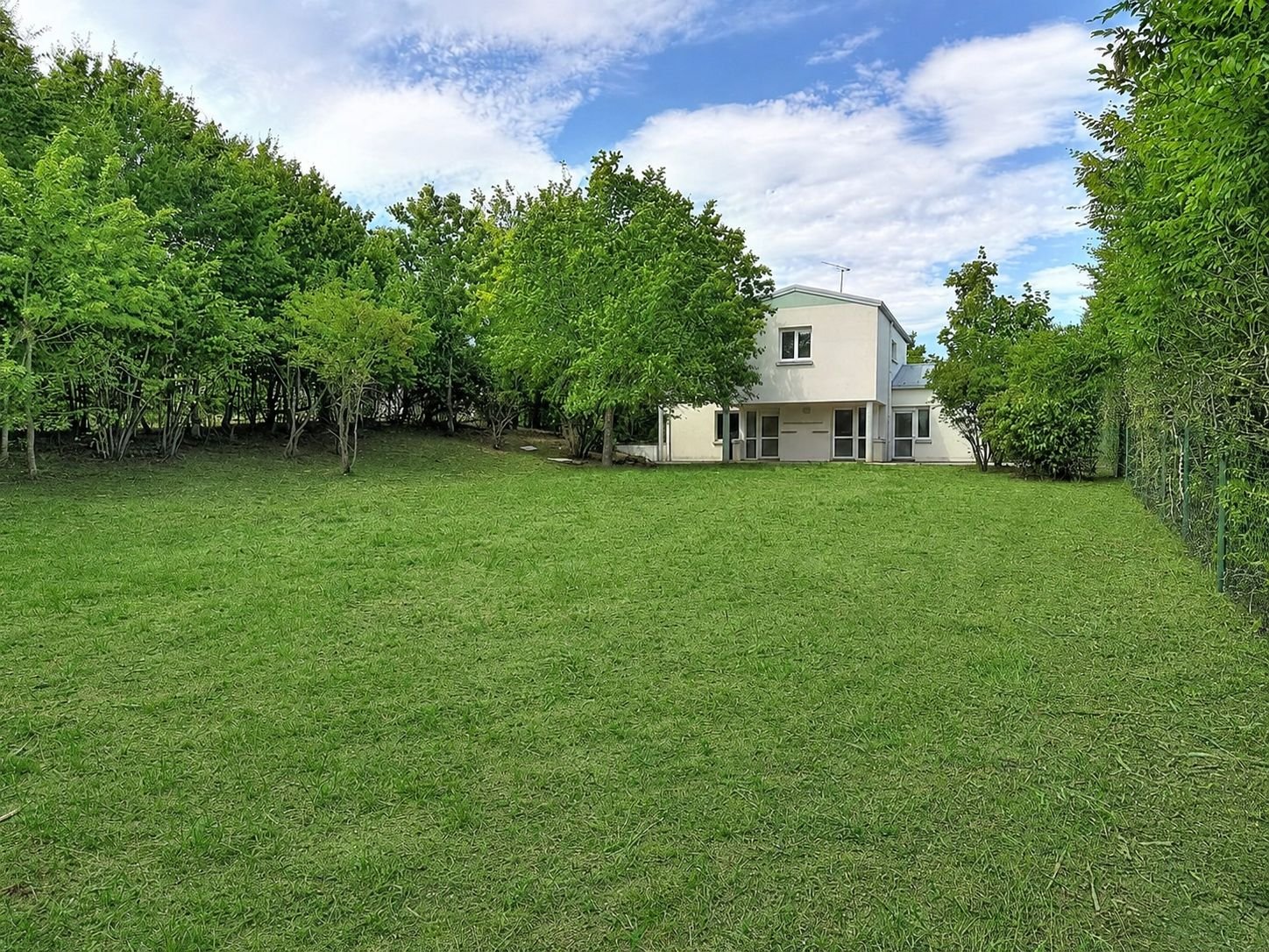 Grand jardin arboré d'une maison des Résidences du Val