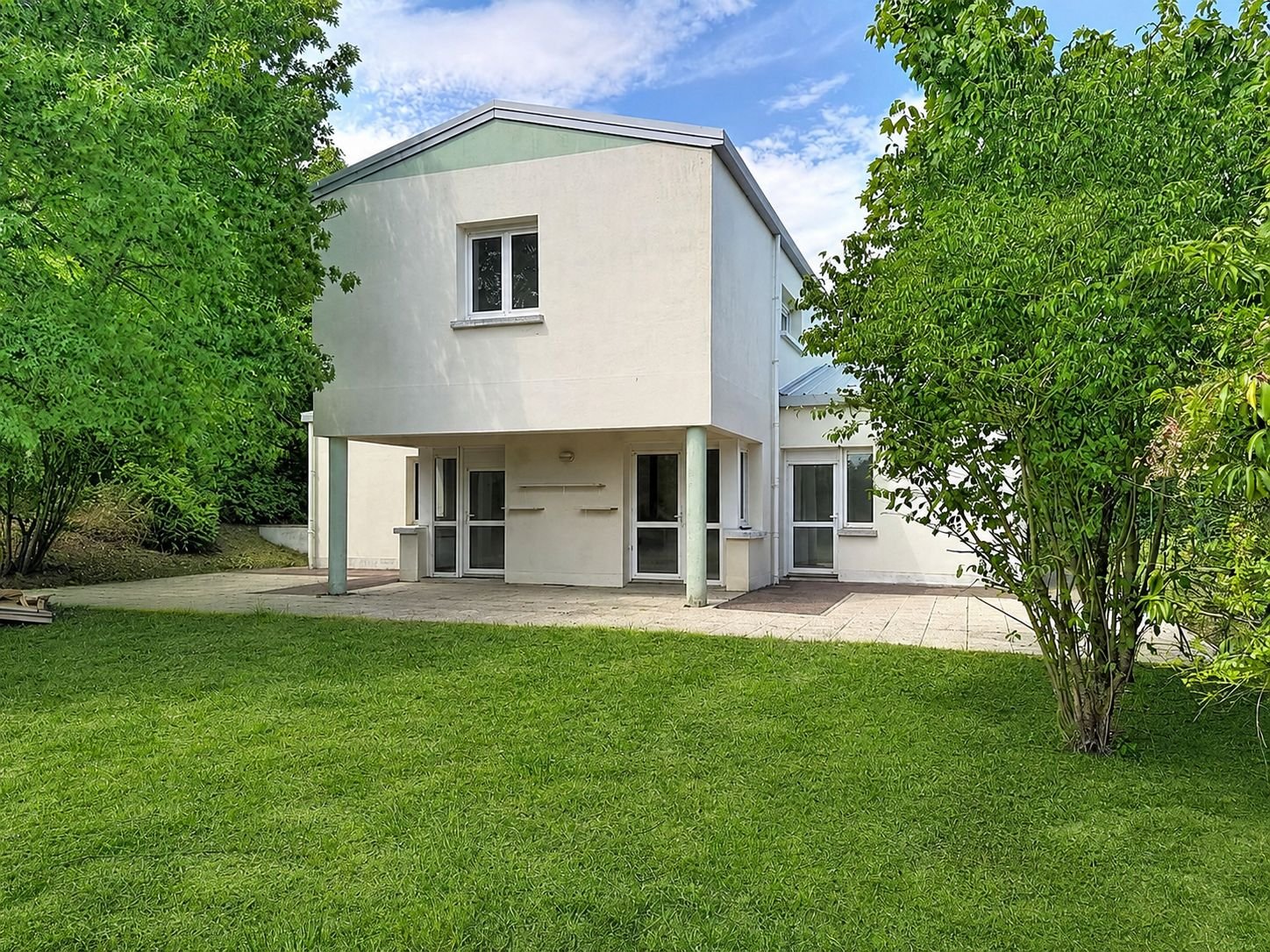 Façade d'une maison avec terrasse et jardin — Résidences du Val