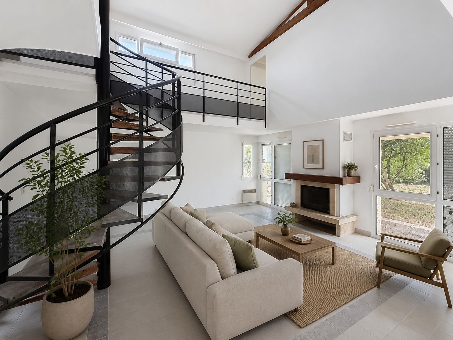 Pièce de vie spacieuse avec escalier hélicoïdal et vue sur le jardin