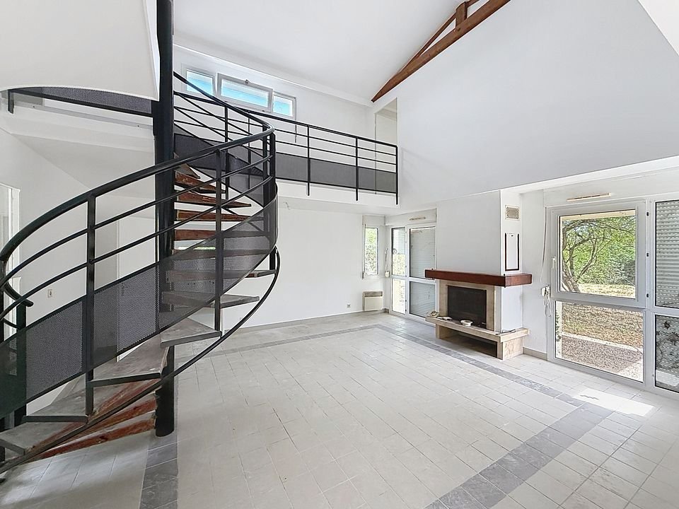 Séjour avec double hauteur et escalier hélicoïdal — Résidences du Val